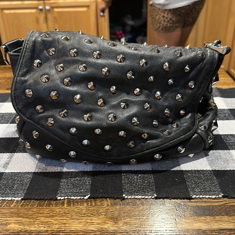 LEATHER SHOULDER BAG // WORN WITH SOME WEAR & TEAR